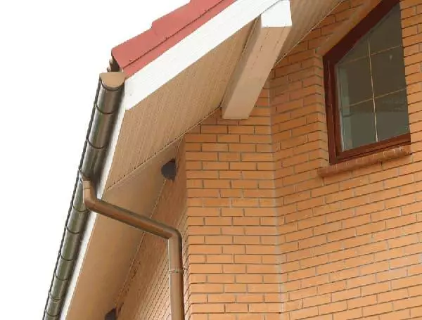 Подшивка свесов крыши по стропилам