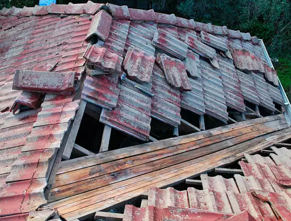 Ремонт кровли из черепицы