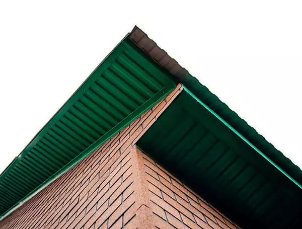 Подшивка свесов крыши профлистом