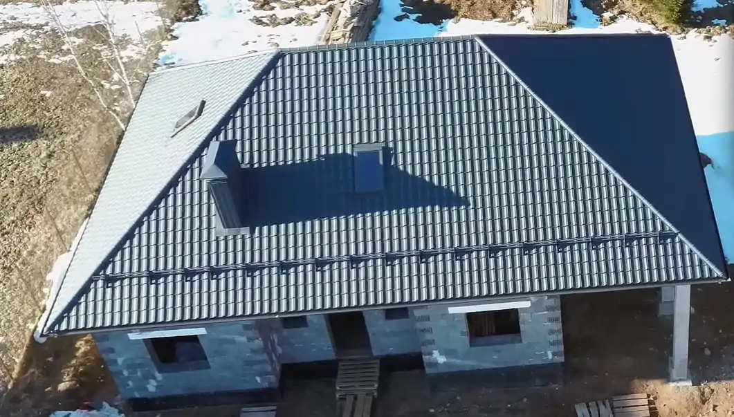 серая крыша металлочерепица