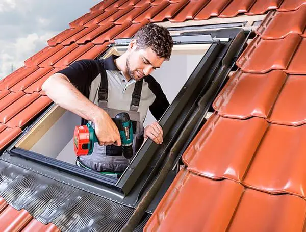 Установка мансардных окон